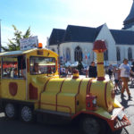 Visite de ville petit train touristique routier jaune et rouge